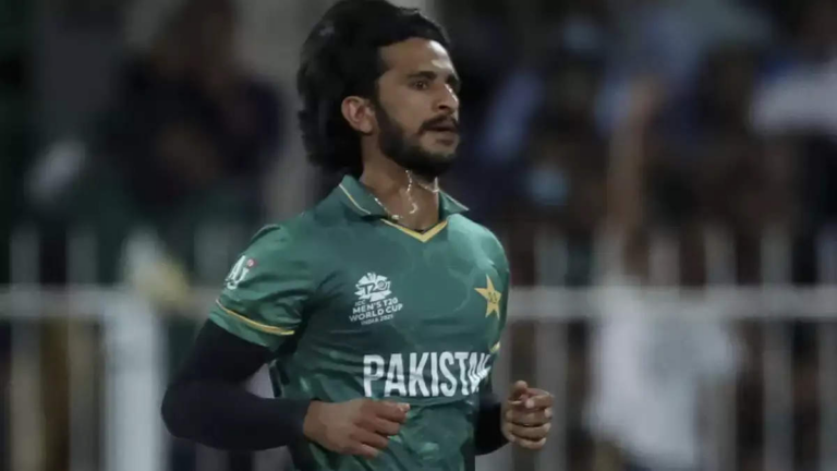 Hasan Ali loses his cool, breaks into fight with fans!!